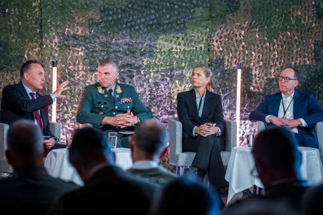 Army Summit 2026 Oslo 20260917. Sjef for Haeren, generalmajor Lars S. Lervik og forsvarsminister Troe Sandvik under Army Summit pa Akerhus festning i Oslo. Haeren og Den norske AtlanterhavskomitÃ arrangerer Army Summit som handler om bygging av europeisk og norsk landforsvar. Foto: Heiko Junge NTB Oslo Norge aDF2uVaL2HU EDITORIAL USE ONLY Ref:_BNC_POLaDF2uVaL2HU.jpg Copyright: xHeikoxJungex xNTBx