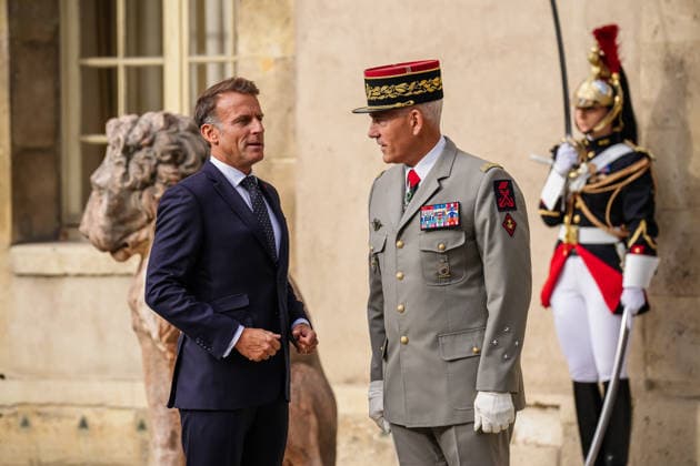 French President Receives Jordan s King and Lebanese President Aurelien Morissard MAXPPP MAXPPP Paris, September 17, 2026 French President Emmanuel Macron (L) and French Military Governor of Paris Loic Mizon (R) ahead of a meeting with Jordan s King for a meeting of the Aqaba Process in support of the Lebanese Armed Forces at the Hôtel des Invalides in Paris on September 17, 2026 Aurelien Morissard MAXPPP Paris, France  Copyright: xMAXPPPxAurelienxMorissard MAXPPPx MOR202609172672 MOR202609172672