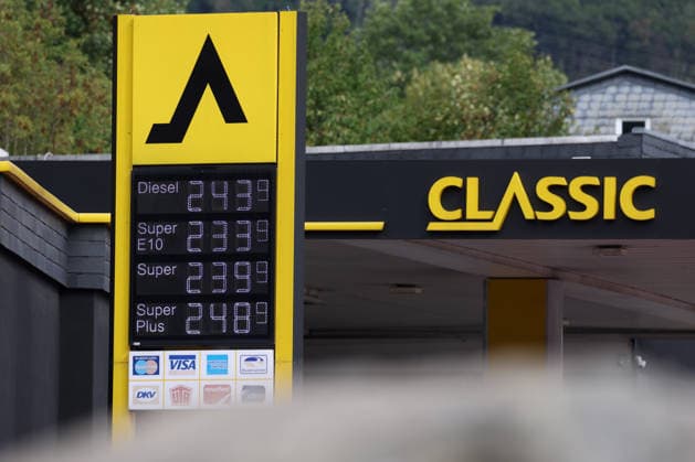 Wie ist die weitere Entwicklung der Spritpreise? Die Spritpreise sind weiterhin auf sehr hohem Niveau. CLASSIC Tankstelle in Mudersbach. Die Spritpreise am Vormittag um kurz vor 12:00 Uhr. Der aktuelle Preis fuer (für) Diesel, Super E10 und Super liegt weit ueber (über) 2 Euro. Tankstelle, Spritpreise am 17.09.2026 in Mudersbach Deutschland.