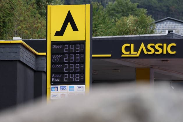 Wie ist die weitere Entwicklung der Spritpreise? Die Spritpreise sind weiterhin auf sehr hohem Niveau. CLASSIC Tankstelle in Mudersbach. Die Spritpreise am Vormittag um kurz vor 12:00 Uhr. Der aktuelle Preis fuer (für) Diesel, Super E10 und Super liegt weit ueber (über) 2 Euro. Tankstelle, Spritpreise am 17.09.2026 in Mudersbach Deutschland.