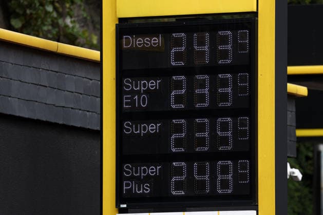 Wie ist die weitere Entwicklung der Spritpreise? Die Spritpreise sind weiterhin auf sehr hohem Niveau. CLASSIC Tankstelle in Mudersbach. Die Spritpreise am Vormittag um kurz vor 12:00 Uhr. Der aktuelle Preis fuer (für) Diesel, Super E10 und Super liegt weit ueber (über) 2 Euro. Tankstelle, Spritpreise am 17.09.2026 in Mudersbach Deutschland.