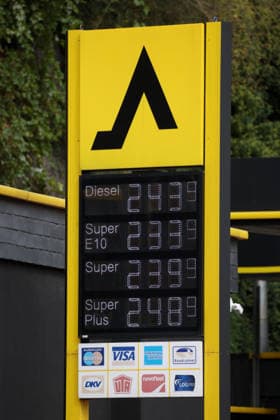 Wie ist die weitere Entwicklung der Spritpreise? Die Spritpreise sind weiterhin auf sehr hohem Niveau. CLASSIC Tankstelle in Mudersbach. Die Spritpreise am Vormittag um kurz vor 12:00 Uhr. Der aktuelle Preis fuer (für) Diesel, Super E10 und Super liegt weit ueber (über) 2 Euro. Tankstelle, Spritpreise am 17.09.2026 in Mudersbach Deutschland.