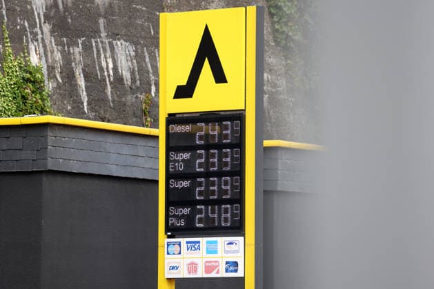 Wie ist die weitere Entwicklung der Spritpreise? Die Spritpreise sind weiterhin auf sehr hohem Niveau. CLASSIC Tankstelle in Mudersbach. Die Spritpreise am Vormittag um kurz vor 12:00 Uhr. Der aktuelle Preis fuer (für) Diesel, Super E10 und Super liegt weit ueber (über) 2 Euro. Tankstelle, Spritpreise am 17.09.2026 in Mudersbach Deutschland.