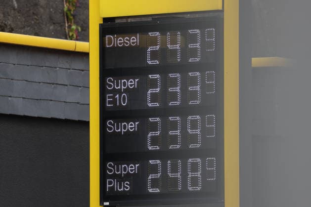 Wie ist die weitere Entwicklung der Spritpreise? Die Spritpreise sind weiterhin auf sehr hohem Niveau. CLASSIC Tankstelle in Mudersbach. Die Spritpreise am Vormittag um kurz vor 12:00 Uhr. Der aktuelle Preis fuer (für) Diesel, Super E10 und Super liegt weit ueber (über) 2 Euro. Tankstelle, Spritpreise am 17.09.2026 in Mudersbach Deutschland.
