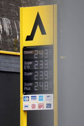 Wie ist die weitere Entwicklung der Spritpreise? Die Spritpreise sind weiterhin auf sehr hohem Niveau. CLASSIC Tankstelle in Mudersbach. Die Spritpreise am Vormittag um kurz vor 12:00 Uhr. Der aktuelle Preis fuer (für) Diesel, Super E10 und Super liegt weit ueber (über) 2 Euro. Tankstelle, Spritpreise am 17.09.2026 in Mudersbach Deutschland.