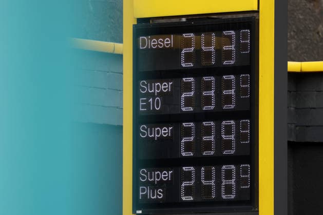Wie ist die weitere Entwicklung der Spritpreise? Die Spritpreise sind weiterhin auf sehr hohem Niveau. CLASSIC Tankstelle in Mudersbach. Die Spritpreise am Vormittag um kurz vor 12:00 Uhr. Der aktuelle Preis fuer (für) Diesel, Super E10 und Super liegt weit ueber (über) 2 Euro. Tankstelle, Spritpreise am 17.09.2026 in Mudersbach Deutschland.