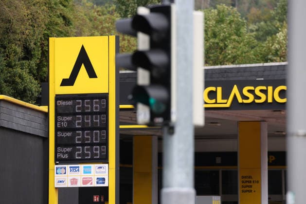 Wie ist die weitere Entwicklung der Spritpreise? Die Spritpreise sind weiterhin auf sehr hohem Niveau. CLASSIC Tankstelle in Mudersbach. Die Spritpreise am Mittag um kurz nach 12:00 Uhr nach der Preisumstellung. Der aktuelle Preis fuer (für) Diesel, Super E10 und Super liegt weit ueber (über) 2 Euro. Diesel 2,56 Euro, Super E10 2,44 Euro und Super 2,50 Euro. Tankstelle, Spritpreise am 17.09.2026 in Mudersbach Deutschland.