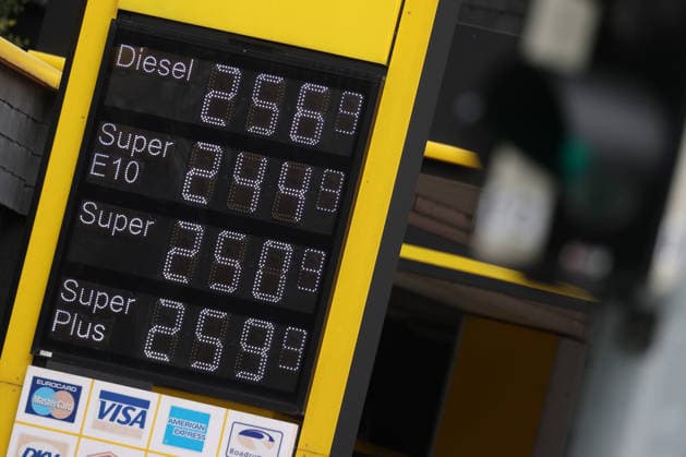 Wie ist die weitere Entwicklung der Spritpreise? Die Spritpreise sind weiterhin auf sehr hohem Niveau. CLASSIC Tankstelle in Mudersbach. Die Spritpreise am Mittag um kurz nach 12:00 Uhr nach der Preisumstellung. Der aktuelle Preis fuer (für) Diesel, Super E10 und Super liegt weit ueber (über) 2 Euro. Diesel 2,56 Euro, Super E10 2,44 Euro und Super 2,50 Euro. Tankstelle, Spritpreise am 17.09.2026 in Mudersbach Deutschland.