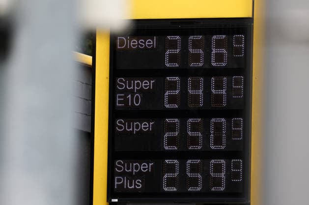 Wie ist die weitere Entwicklung der Spritpreise? Die Spritpreise sind weiterhin auf sehr hohem Niveau. CLASSIC Tankstelle in Mudersbach. Die Spritpreise am Mittag um kurz nach 12:00 Uhr nach der Preisumstellung. Der aktuelle Preis fuer (für) Diesel, Super E10 und Super liegt weit ueber (über) 2 Euro. Diesel 2,56 Euro, Super E10 2,44 Euro und Super 2,50 Euro. Tankstelle, Spritpreise am 17.09.2026 in Mudersbach Deutschland.