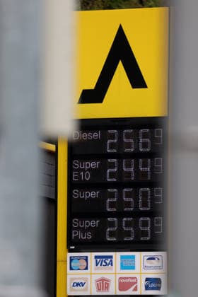 Wie ist die weitere Entwicklung der Spritpreise? Die Spritpreise sind weiterhin auf sehr hohem Niveau. CLASSIC Tankstelle in Mudersbach. Die Spritpreise am Mittag um kurz nach 12:00 Uhr nach der Preisumstellung. Der aktuelle Preis fuer (für) Diesel, Super E10 und Super liegt weit ueber (über) 2 Euro. Diesel 2,56 Euro, Super E10 2,44 Euro und Super 2,50 Euro. Tankstelle, Spritpreise am 17.09.2026 in Mudersbach Deutschland.