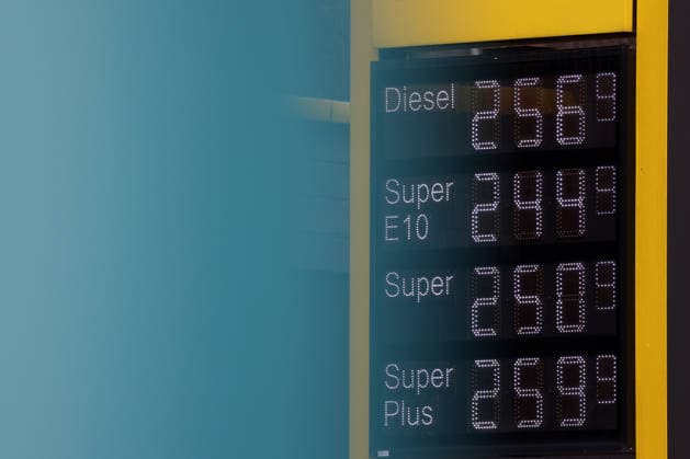 Wie ist die weitere Entwicklung der Spritpreise? Die Spritpreise sind weiterhin auf sehr hohem Niveau. CLASSIC Tankstelle in Mudersbach. Die Spritpreise am Mittag um kurz nach 12:00 Uhr nach der Preisumstellung. Der aktuelle Preis fuer (für) Diesel, Super E10 und Super liegt weit ueber (über) 2 Euro. Diesel 2,56 Euro, Super E10 2,44 Euro und Super 2,50 Euro. Tankstelle, Spritpreise am 17.09.2026 in Mudersbach Deutschland.