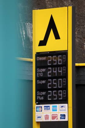 Wie ist die weitere Entwicklung der Spritpreise? Die Spritpreise sind weiterhin auf sehr hohem Niveau. CLASSIC Tankstelle in Mudersbach. Die Spritpreise am Mittag um kurz nach 12:00 Uhr nach der Preisumstellung. Der aktuelle Preis fuer (für) Diesel, Super E10 und Super liegt weit ueber (über) 2 Euro. Diesel 2,56 Euro, Super E10 2,44 Euro und Super 2,50 Euro. Tankstelle, Spritpreise am 17.09.2026 in Mudersbach Deutschland.