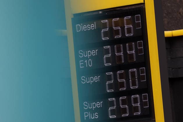 Wie ist die weitere Entwicklung der Spritpreise? Die Spritpreise sind weiterhin auf sehr hohem Niveau. CLASSIC Tankstelle in Mudersbach. Die Spritpreise am Mittag um kurz nach 12:00 Uhr nach der Preisumstellung. Der aktuelle Preis fuer (für) Diesel, Super E10 und Super liegt weit ueber (über) 2 Euro. Diesel 2,56 Euro, Super E10 2,44 Euro und Super 2,50 Euro. Tankstelle, Spritpreise am 17.09.2026 in Mudersbach Deutschland.