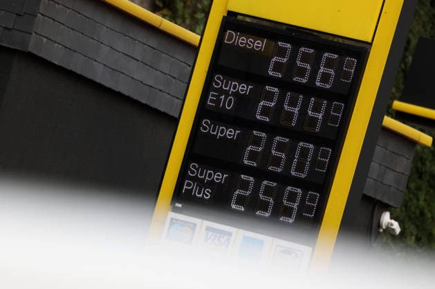 Wie ist die weitere Entwicklung der Spritpreise? Die Spritpreise sind weiterhin auf sehr hohem Niveau. CLASSIC Tankstelle in Mudersbach. Die Spritpreise am Mittag um kurz nach 12:00 Uhr nach der Preisumstellung. Der aktuelle Preis fuer (für) Diesel, Super E10 und Super liegt weit ueber (über) 2 Euro. Diesel 2,56 Euro, Super E10 2,44 Euro und Super 2,50 Euro. Tankstelle, Spritpreise am 17.09.2026 in Mudersbach Deutschland.