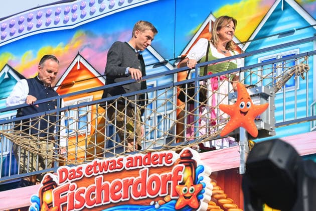 Oberbuergermeister Dominik KRAUSE und Wiesn Chef Christian SCHARPF im Fisherman sDAS ETWAS ANDERE FISCHERDORF. Fahrgeschaeft,Schausteller,Fahrgeschaefte. Presserundgang vor dem 191. Oktoberfest 2026 am 17.09.2026.