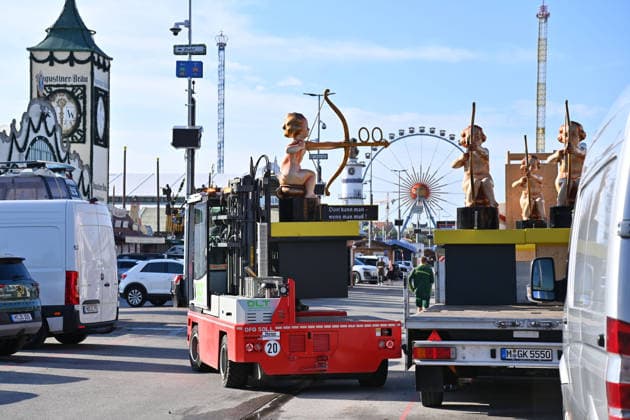 Viel Betrieb herrscht auf dem Festgelaende,Autos und LKWS. Fahrgeschaeft,Schausteller,Fahrgeschaefte. Presserundgang vor dem 191. Oktoberfest 2026 am 17.09.2026.