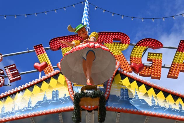 Freizuegige Figur einer Frau,Puppe im Irrgarten. Fahrgeschaeft,Schausteller,Fahrgeschaefte. Presserundgang vor dem 191. Oktoberfest 2026 am 17.09.2026.