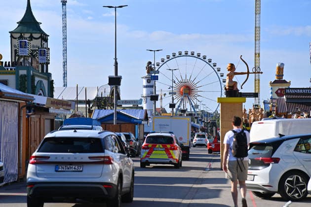Viel Betrieb herrscht auf dem Festgelaende,Autos und LKWS. Fahrgeschaeft,Schausteller,Fahrgeschaefte. Presserundgang vor dem 191. Oktoberfest 2026 am 17.09.2026.