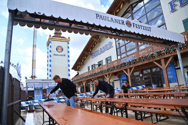 Tische und Baenke werden in der Aussengastronomie vom Paulaner Festzelt von Reinigungskraeften gereingt. Presserundgang vor dem 191. Oktoberfest 2026 am 17.09.2026.