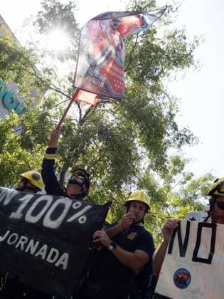 September 17, 2026, Madrid, Madrid, Spain: MADRID, SPAIN - SEPTEMBER 17: A group of wildland firefighters arrive to protest outside the headquarters of the Assembly of Madrid Ã¢â‚¬ the regional parliament of the Community of Madrid Ã¢â‚¬ on September 17, 2026 in Madrid, Spain. The protesters are demanding salary equalization and official recognition of the wildland firefighter job category. Madrid Spain - ZUMAh199 20260917_zip_h199_001 Copyright: xAaronxHerediax
