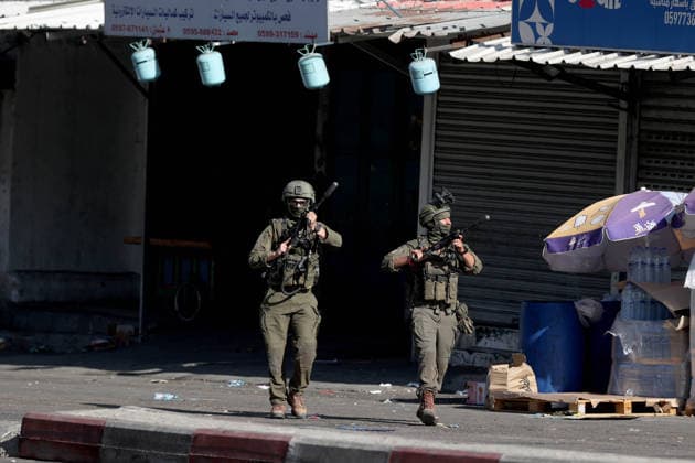 Israeli army continues to raid West Bank NABLUS, WEST BANK, PALESTINE - SEPTEMBER 17 : Israeli soldiers take up positions and maintain security measures during a military raid on the Ain Refugee Camp in Nablus, West Bank, Palestine on September 17, 2026. Israeli forces restricted the movement of local Palestinians during the operation in the refugee camp. Issam Rimawi Anadolu Nablus West Bank. Editorial use only. Please get in touch for any other usage.  Copyright: x2026xAnadoluxIssamxRimawix
