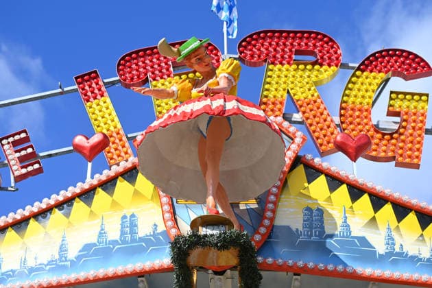 Freizuegige Figur einer Frau,Puppe im Irrgarten. Fahrgeschaeft,Schausteller,Fahrgeschaefte. Presserundgang vor dem 191. Oktoberfest 2026 am 17.09.2026.
