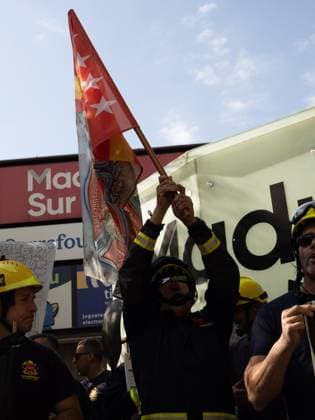 September 17, 2026, Madrid, Madrid, Spain: MADRID, SPAIN - SEPTEMBER 17: A group of wildland firefighters arrive to protest outside the headquarters of the Assembly of Madrid Ã¢â‚¬ the regional parliament of the Community of Madrid Ã¢â‚¬ on September 17, 2026 in Madrid, Spain. The protesters are demanding salary equalization and official recognition of the wildland firefighter job category. Madrid Spain  - ZUMAh199 20260917_zip_h199_010 Copyright: xAaronxHerediax