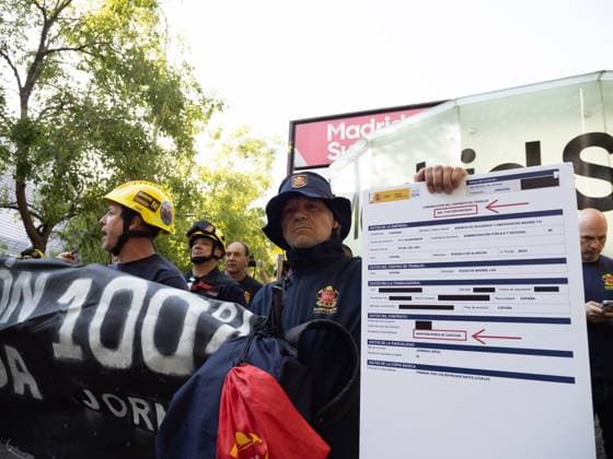 September 17, 2026, Madrid, Madrid, Spain: MADRID, SPAIN - SEPTEMBER 17: A group of wildland firefighters arrive to protest outside the headquarters of the Assembly of Madrid Ã¢â‚¬ the regional parliament of the Community of Madrid Ã¢â‚¬ on September 17, 2026 in Madrid, Spain. The protesters are demanding salary equalization and official recognition of the wildland firefighter job category. Madrid Spain - ZUMAh199 20260917_zip_h199_005 Copyright: xAaronxHerediax