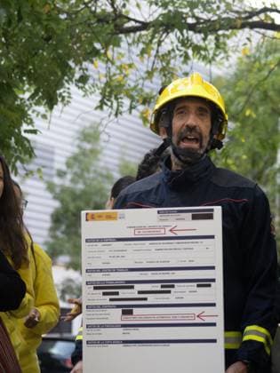 September 17, 2026, Madrid, Madrid, Spain: MADRID, SPAIN - SEPTEMBER 17: A group of wildland firefighters arrive to protest outside the headquarters of the Assembly of Madrid Ã¢â‚¬ the regional parliament of the Community of Madrid Ã¢â‚¬ on September 17, 2026 in Madrid, Spain. The protesters are demanding salary equalization and official recognition of the wildland firefighter job category. Madrid Spain - ZUMAh199 20260917_zip_h199_007 Copyright: xAaronxHerediax