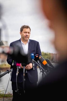 Lars Klingbeil, Bundesminister der Finanzen, aufgenommen im Rahmen einer Pressekonferenz vor dem Volkswagen-Sitz in Wolfsburg, 17.09.2026. Fotografiert im Auftrag des Bundesfinanzministeriums Wolfsburg Deutschland Copyright: xJulianexSonntag BMFx