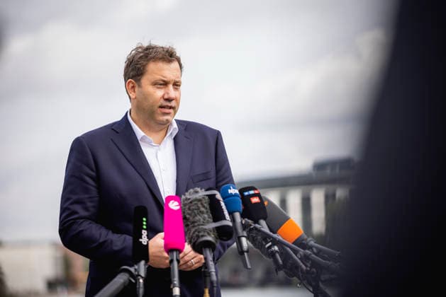 Lars Klingbeil, Bundesminister der Finanzen, aufgenommen im Rahmen einer Pressekonferenz vor dem Volkswagen-Sitz in Wolfsburg, 17.09.2026. Fotografiert im Auftrag des Bundesfinanzministeriums Wolfsburg Deutschland Copyright: xJulianexSonntag BMFx