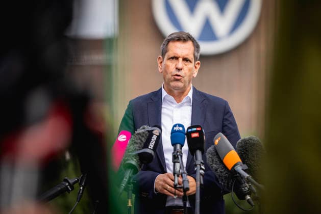 Olaf Lies, Ministerpraesident von Niedersachsen, aufgenommen im Rahmen einer Pressekonferenz vor dem Volkswagen-Sitz in Wolfsburg, 17.09.2026. Fotografiert im Auftrag des Bundesfinanzministeriums Wolfsburg Deutschland Copyright: xJulianexSonntag BMFx