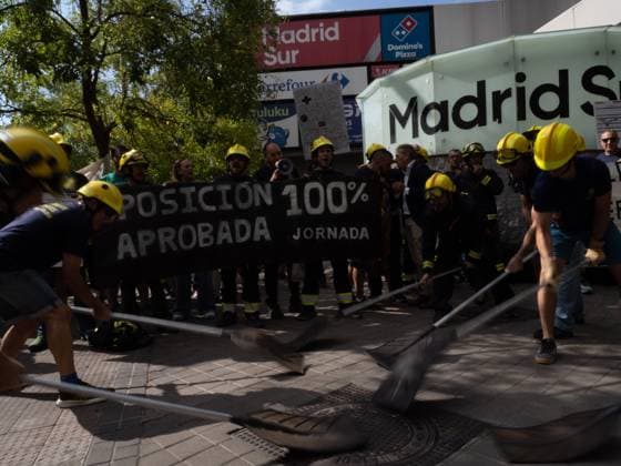 September 17, 2026, Madrid, Madrid, Spain: MADRID, SPAIN - SEPTEMBER 17: A group of wildland firefighters arrive to protest outside the headquarters of the Assembly of Madrid Ã¢â‚¬ the regional parliament of the Community of Madrid Ã¢â‚¬ on September 17, 2026 in Madrid, Spain. The protesters are demanding salary equalization and official recognition of the wildland firefighter job category. Madrid Spain  - ZUMAh199 20260917_zip_h199_011 Copyright: xAaronxHerediax