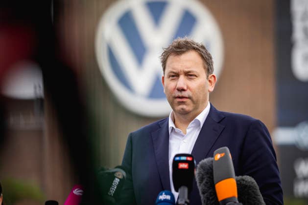 Lars Klingbeil, Bundesminister der Finanzen, aufgenommen im Rahmen einer Pressekonferenz vor dem Volkswagen-Sitz in Wolfsburg, 17.09.2026. Fotografiert im Auftrag des Bundesfinanzministeriums Wolfsburg Deutschland Copyright: xJulianexSonntag BMFx