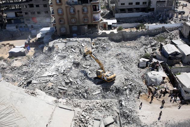 Civil Defense Continues Search Under Collapsed Gaza City Building Palestinian Civil Defense crews search for dozens of bodies and missing people trapped under the rubble of a residential building that had been damaged in an earlier Israeli strike before collapsing in the al-Sinaa area west of Gaza City, on September 17, 2026. Rescue teams continued search operations for a second consecutive day, with Civil Defense reporting that 21 bodies and 45 wounded people and survivors had been recovered. The agency warned of possible sudden collapses in damaged buildings and called for heavy equipment to support rescue operations. Photo by Mohammed Salha apaimages Gaza Gaza Strip Palestinian Territory 170926_Gaza_MS_01(20) Copyright: xapaimagesxMohammedxSalhax xapaimagesx