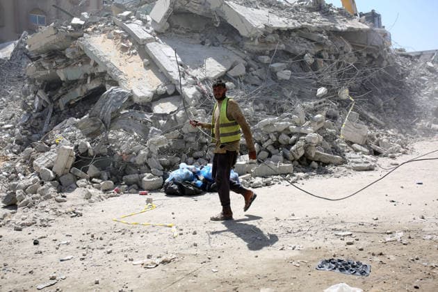 Civil Defense Continues Search Under Collapsed Gaza City Building Palestinian Civil Defense crews search for dozens of bodies and missing people trapped under the rubble of a residential building that had been damaged in an earlier Israeli strike before collapsing in the al-Sinaa area west of Gaza City, on September 17, 2026. Rescue teams continued search operations for a second consecutive day, with Civil Defense reporting that 21 bodies and 45 wounded people and survivors had been recovered. The agency warned of possible sudden collapses in damaged buildings and called for heavy equipment to support rescue operations. Photo by Mohammed Salha apaimages Gaza Gaza Strip Palestinian Territory 170926_Gaza_MS_01(3) Copyright: xapaimagesxMohammedxSalhax xapaimagesx