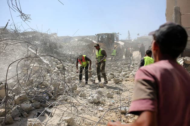 Civil Defense Continues Search Under Collapsed Gaza City Building Palestinian Civil Defense crews search for dozens of bodies and missing people trapped under the rubble of a residential building that had been damaged in an earlier Israeli strike before collapsing in the al-Sinaa area west of Gaza City, on September 17, 2026. Rescue teams continued search operations for a second consecutive day, with Civil Defense reporting that 21 bodies and 45 wounded people and survivors had been recovered. The agency warned of possible sudden collapses in damaged buildings and called for heavy equipment to support rescue operations. Photo by Mohammed Salha apaimages Gaza Gaza Strip Palestinian Territory 170926_Gaza_MS_01(5) Copyright: xapaimagesxMohammedxSalhax xapaimagesx
