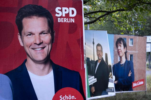 Wahlplakate Berlin DEU, Deutschland, Germany, Berlin, 14.09.2026 Wahlplakat mit Foto von Steffen Krach , Spitzenkandidat der Berliner SPD zur Abgeordnetenhauswahl , Wahlplakat mit Foto von Werner Graf , Spitzenkandidat der Buendnis 90 Die Gruenen und Wahlplakat mit Foto von Elif Eralp , Spitzenkandidatin der Partei Die Linke in Berlin mit Slogan Buergermeisterin fuer Berlin fuer die Abgeordnetenhauswahl am 20. September 2026 in Berlin Deutschland en: Election poster featuring a photo of Steffen Krach , the lead candidate for the Berlin SPD , Election poster featuring a photo Werner Graf , top candidate of the Berlin Greens with slogan Stellen wir die Zeiten neu, and Election poster featuring a photo Elif Eralp , lead candidate for The Lef