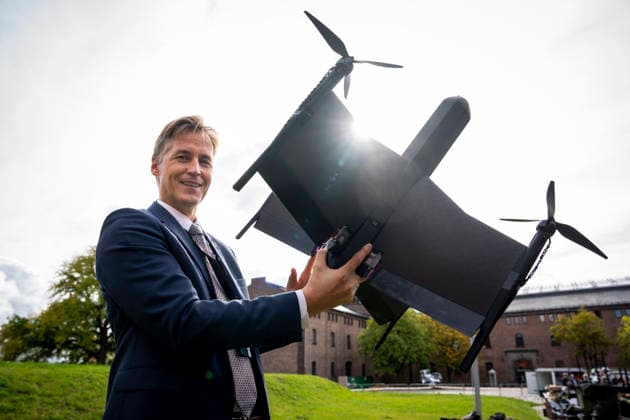 Army Summit 2026 Oslo 20260917. oyvind Sjovik, forskningsdirektor ved avdeling for Forsvarssystemer, i FFI Forsvarets Forskningsinstitutt holder en norskutviklet Falk angrepsdrone utenfor Army Summit pa Akerhus festning. AtlanterhavskomitÃ arrangerer Army Summit 2026 som handler om bygging av europeisk og norsk landforsvar. Foto: Heiko Junge NTB Oslo Norge 2XJAs82JX9E EDITORIAL USE ONLY Ref:_BNC_POL2XJAs82JX9E.jpg Copyright: xHeikoxJungex xNTBx