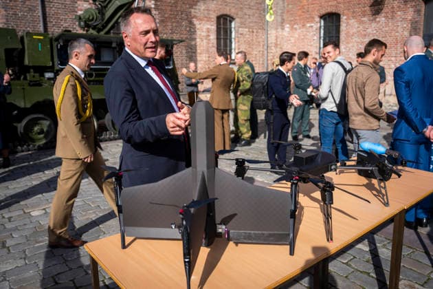Army Summit 2026 Oslo 20260917. Forsvarsminister Tore O. Sandvik ser pa en norskutviklet Falk angrepsdrone utenfor Army Summit pa Akerhus festning. AtlanterhavskomitÃ arrangerer Army Summit 2026 som handler om bygging av europeisk og norsk landforsvar. Foto: Heiko Junge NTB Oslo Norge jYZXPa54pEE EDITORIAL USE ONLY Ref:_BNC_POLjYZXPa54pEE.jpg Copyright: xHeikoxJungex xNTBx