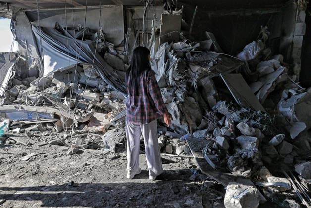 Overnight Russian attack damages 19-storey apartment block in Odesa A woman examines an apartment destroyed by a nighttime Russian drone strike on a 19-storey block of flats in Odesa, Ukraine, September 17, 2026. Ten apartments between the 14th and 16th floors sustained significant damage. Three people, including a four-year-old child, were injured., Credit:Nina Liashonok Ukrinform Avalon Ukraine, Odesa  Copyright: xNinaxLiashonokx xUkrinformx xAvalonx 1135619921