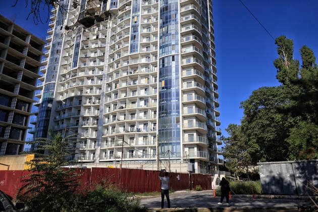 Overnight Russian attack damages 19-storey apartment block in Odesa A 19-storey apartment block is damaged by a Russian drone strike in Odesa, Ukraine, September 17, 2026. Ten apartments between the 14th and 16th floors sustained significant damage. Three people, including a four-year-old child, were injured., Credit:Nina Liashonok Ukrinform Avalon Ukraine, Odesa  Copyright: xNinaxLiashonokx xUkrinformx xAvalonx 1135619981