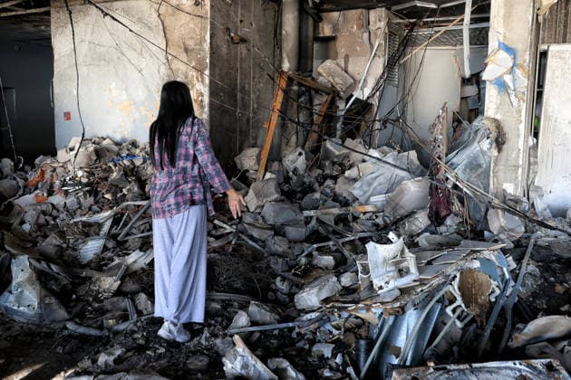 Overnight Russian attack damages 19-storey apartment block in Odesa A woman examines an apartment destroyed by a nighttime Russian drone strike on a 19-storey block of flats in Odesa, Ukraine, September 17, 2026. Ten apartments between the 14th and 16th floors sustained significant damage. Three people, including a four-year-old child, were injured., Credit:Nina Liashonok Ukrinform Avalon Ukraine, Odesa  Copyright: xNinaxLiashonokx xUkrinformx xAvalonx 1135620030