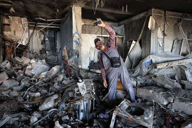 Overnight Russian attack damages 19-storey apartment block in Odesa A worker examines an apartment destroyed by a nighttime Russian drone strike on a 19-storey block of flats in Odesa, Ukraine, September 17, 2026. Ten apartments between the 14th and 16th floors sustained significant damage. Three people, including a four-year-old child, were injured., Credit:Nina Liashonok Ukrinform Avalon Ukraine, Odesa  Copyright: xNinaxLiashonokx xUkrinformx xAvalonx 1135620178
