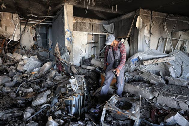 Overnight Russian attack damages 19-storey apartment block in Odesa A worker examines an apartment destroyed by a nighttime Russian drone strike on a 19-storey block of flats in Odesa, Ukraine, September 17, 2026. Ten apartments between the 14th and 16th floors sustained significant damage. Three people, including a four-year-old child, were injured., Credit:Nina Liashonok Ukrinform Avalon Ukraine, Odesa  Copyright: xNinaxLiashonokx xUkrinformx xAvalonx 1135620226