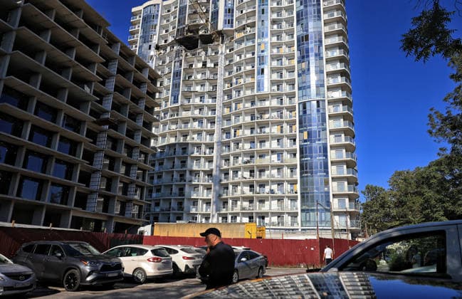 Overnight Russian attack damages 19-storey apartment block in Odesa A 19-storey apartment block is damaged by a Russian drone strike in Odesa, Ukraine, September 17, 2026. Ten apartments between the 14th and 16th floors sustained significant damage. Three people, including a four-year-old child, were injured., Credit:Nina Liashonok Ukrinform Avalon Ukraine, Odesa  Copyright: xNinaxLiashonokx xUkrinformx xAvalonx 1135620284