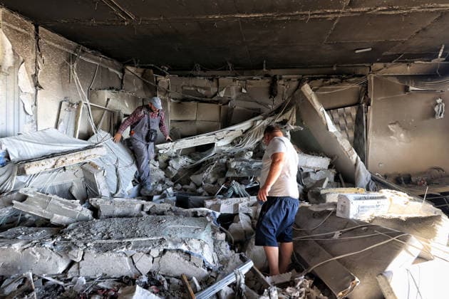 Overnight Russian attack damages 19-storey apartment block in Odesa Men examine an apartment destroyed by a nighttime Russian drone strike on a 19-storey block of flats in Odesa, Ukraine, September 17, 2026. Ten apartments between the 14th and 16th floors sustained significant damage. Three people, including a four-year-old child, were injured. apartment, ruin, rubble, man, Credit:Nina Liashonok Ukrinform Avalon Ukraine, Odesa  Copyright: xNinaxLiashonokx xUkrinformx xAvalonx 1135620536