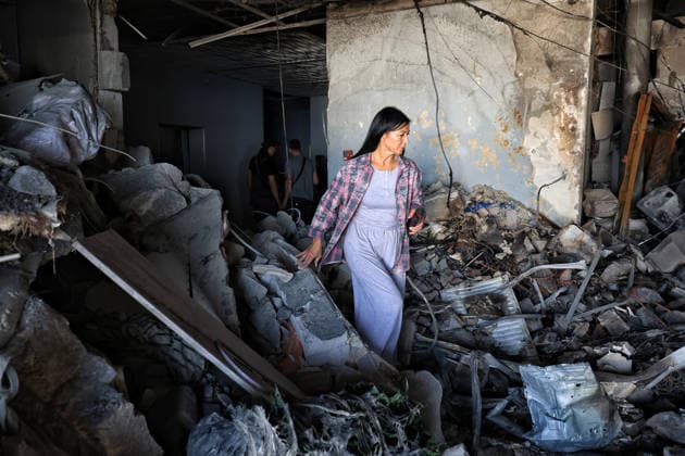 Overnight Russian attack damages 19-storey apartment block in Odesa A woman searches for salvageable belongings in an apartment destroyed by a nighttime Russian drone strike on a 19-storey block of flats in Odesa, Ukraine, September 17, 2026. Ten apartments between the 14th and 16th floors sustained significant damage. Three people, including a four-year-old child, were injured., Credit:Nina Liashonok Ukrinform Avalon Ukraine, Odesa  Copyright: xNinaxLiashonokx xUkrinformx xAvalonx 1135620555