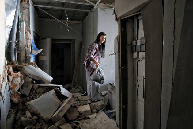Overnight Russian attack damages 19-storey apartment block in Odesa A woman searches for salvageable belongings in an apartment destroyed by a nighttime Russian drone strike on a 19-storey block of flats in Odesa, Ukraine, September 17, 2026. Ten apartments between the 14th and 16th floors sustained significant damage. Three people, including a four-year-old child, were injured., Credit:Nina Liashonok Ukrinform Avalon Ukraine, Odesa  Copyright: xNinaxLiashonokx xUkrinformx xAvalonx 1135620574
