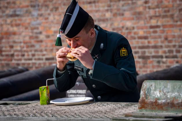 Army Summit 2026 Oslo 20260917. Polser, burgere og saft serveres til deltakere pa Army Summit pa Akerhus festning. Haeren og Den norske AtlanterhavskomitÃ arrangerer Army Summit 2026 som handler om bygging av europeisk og norsk landforsvar. Foto: Heiko Junge NTB Oslo Norge 931Es2CXjlo EDITORIAL USE ONLY Ref:_BNC_POL931Es2CXjlo.jpg Copyright: xHeikoxJungex xNTBx